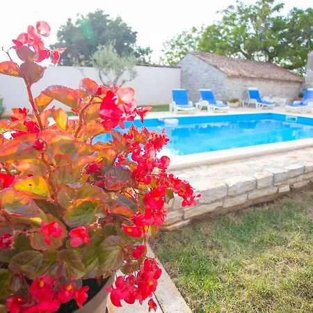 Pets Friendly, Fully Fenced Angela With Pool * Selina