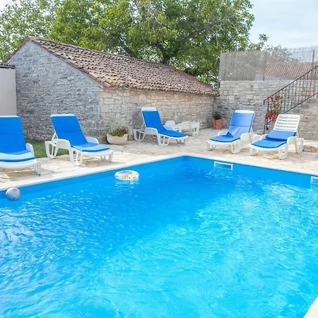 Villa Pets Friendly, Fully Fenced Angela With Pool