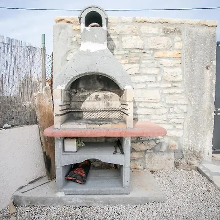 Pets Friendly, Fully Fenced Angela With Pool Villa